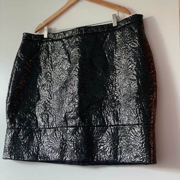 CHRISTIAN SIRIANO textured faux patent Leather mini skirt size22 - Picture 8 of 9